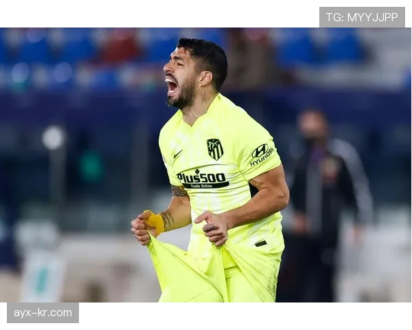 苏亚雷斯展现强悍身体对抗能力，再度成为赛场焦点