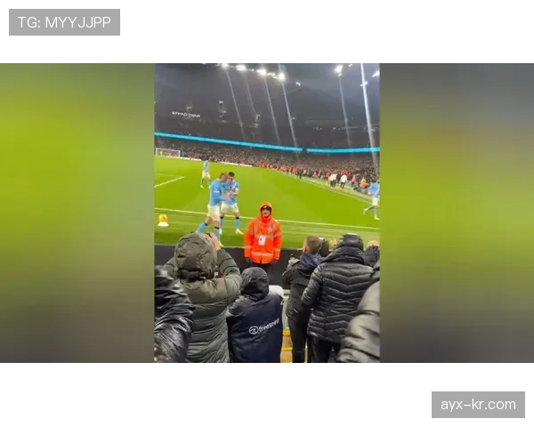 福登与球迷亲密互动,表现稳健展现足球明星的温暖一面 福登与球迷亲密互动,表现稳健展现足球明星的温暖一面