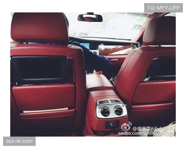 瑞安·洛赫特居然能一天首饰换五套，泳池边像走红毯啊！